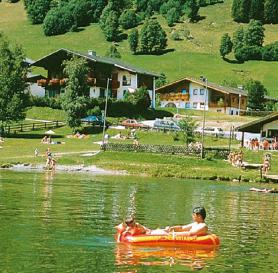 Rakouský hotel Sonnberg s jezerem