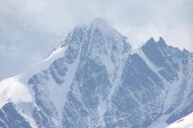 Zasněžená rakouská hora Grossglockner