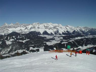 Rakouský skiareál Reiteralm s lyžaři
