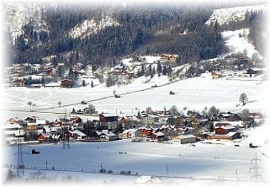 Část obce Haus im Ennstal v zimě