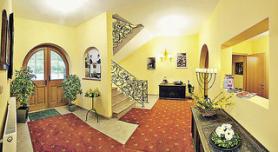 Rakouský hotel Hahnbaum s recepcí