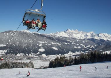 Vrcholy pohoří Dachstein při pohledu od Radstadtu